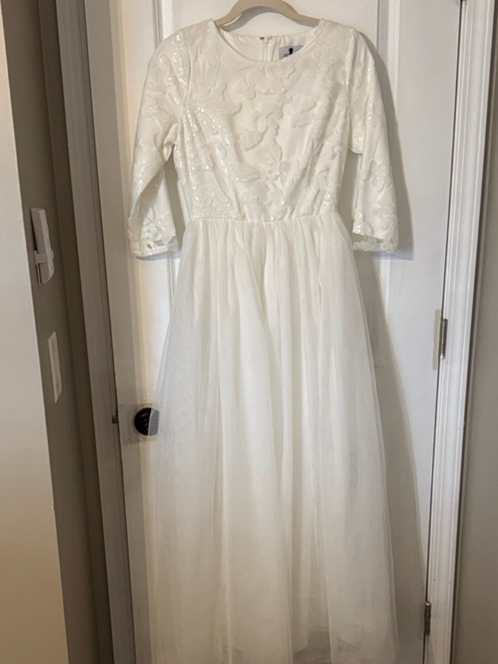 Affordable modest Dainty Jewells wedding dress - Picture 4 of 9